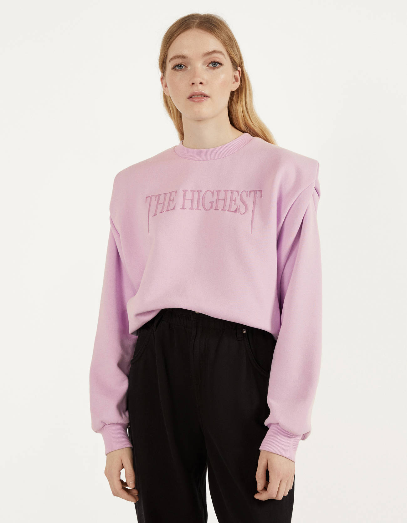 Sweatshirt with shoulder pads and embroidery.