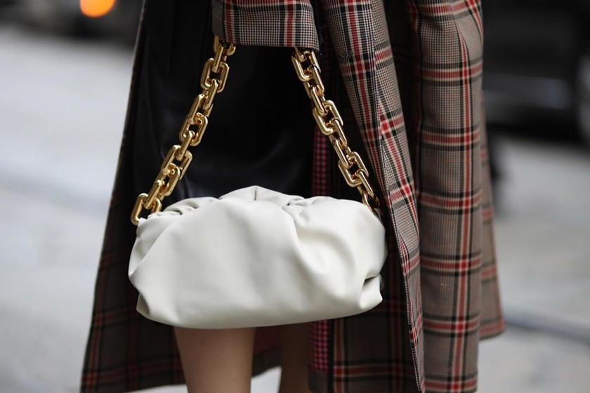 After The Clutch The Pouch Bottega Veneta Invades The Street Style With His New Bag The Chain Pouch Fashioviral Net Leading Fashion Beauty Lifestyle Magazine And Community