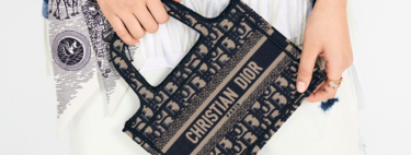 Mini book Tote by Dior is the bag that sweeps up among celebrities