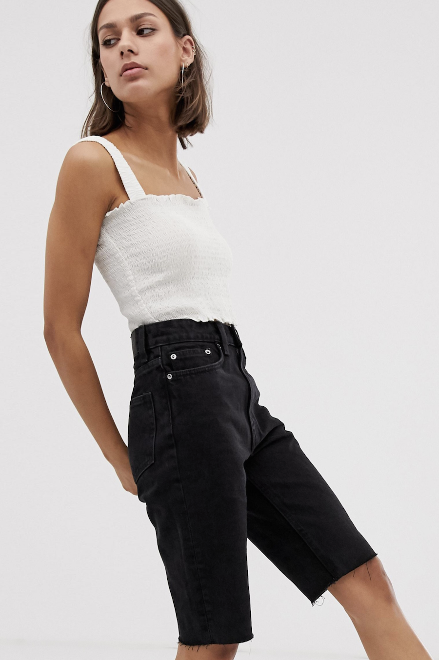 Knee-length jeans with a worn-out black Weekday design
