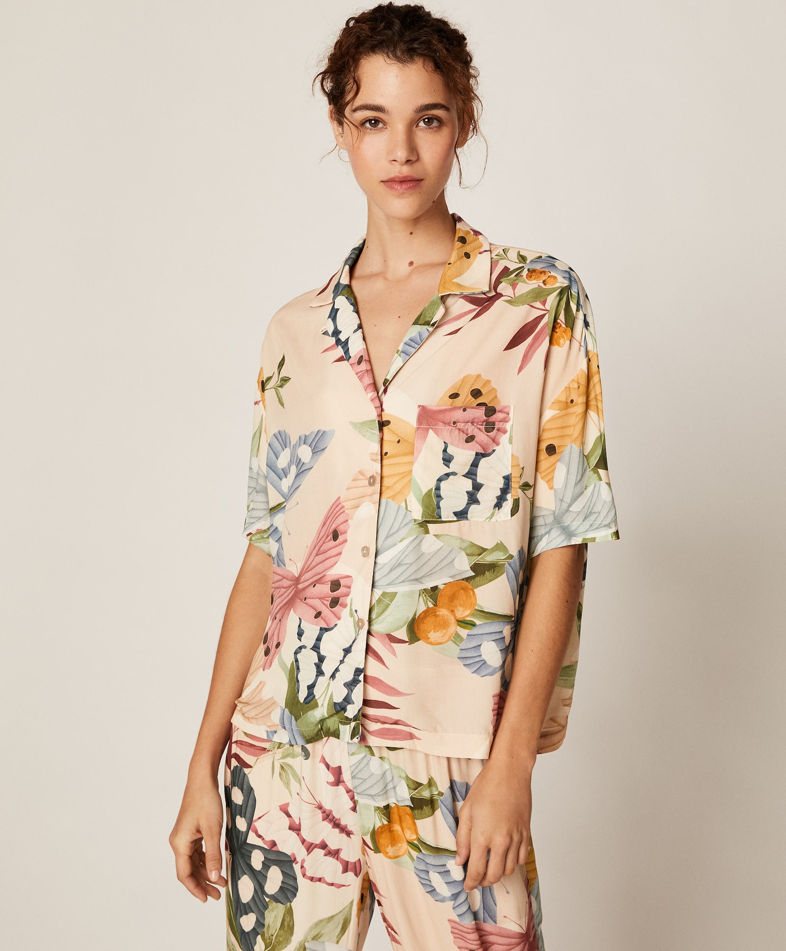 Short sleeve shirt with tropical print