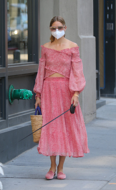 Celebrity Olivia Palermo Walking Her Dog In New York Fashioviral Net Leading Fashion Beauty Lifestyle Magazine And Community