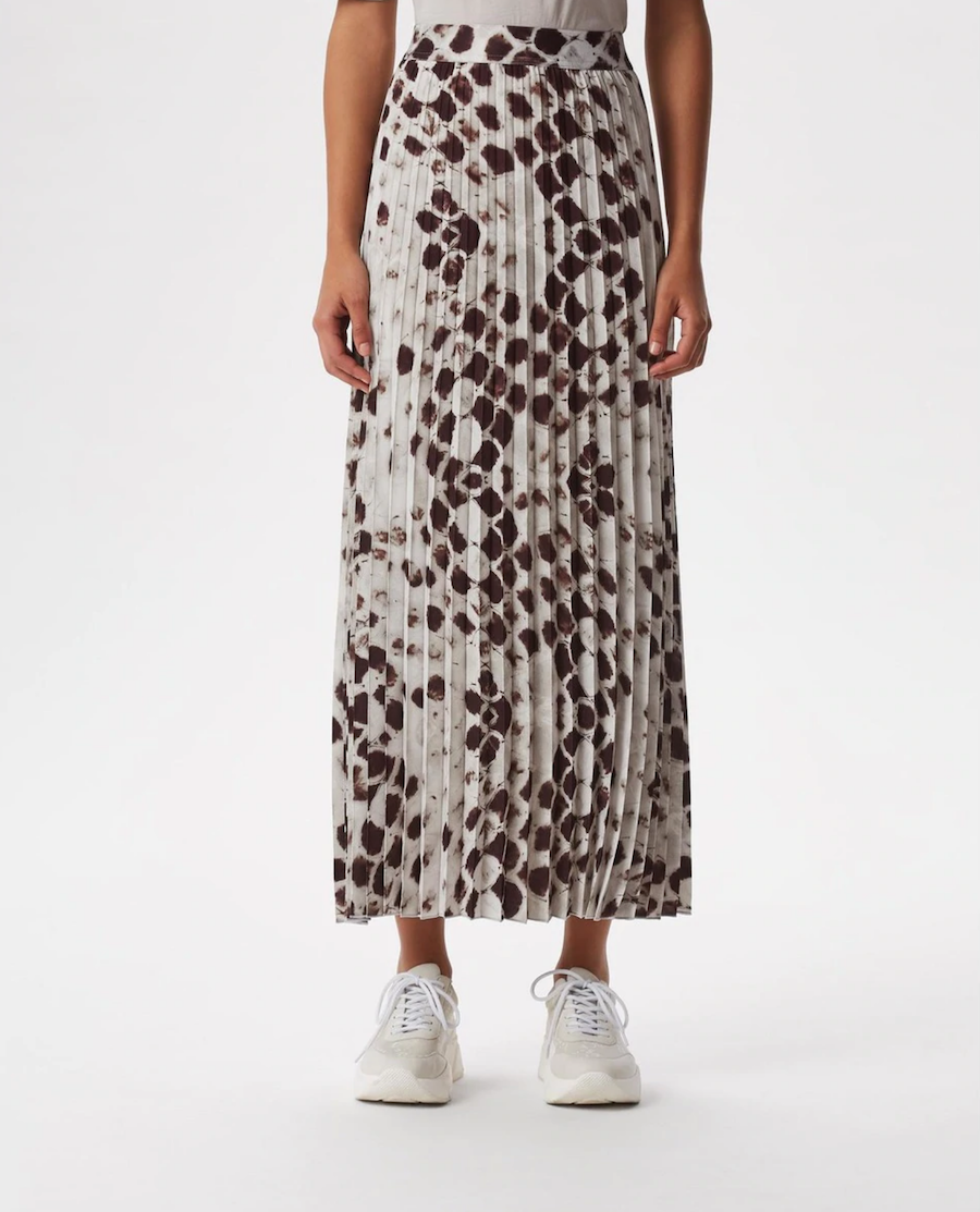 Long pleated skirt with animal print