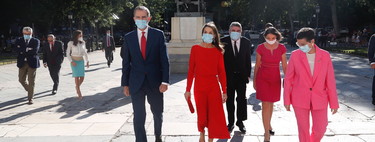 Dona Letizia triumphs in red with a dress by Massimo Dutti on her visit to the Prado Museum