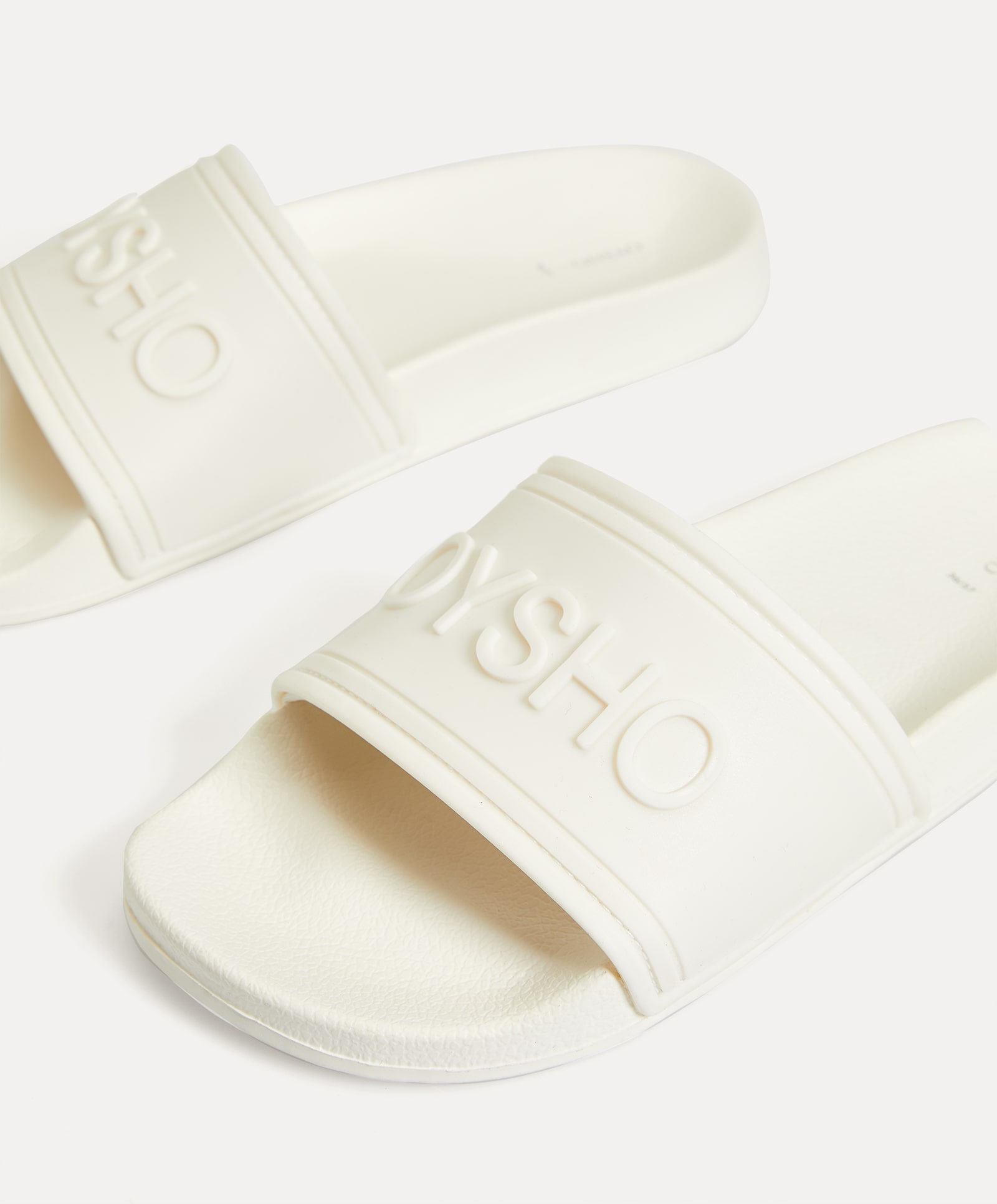 Slippers in total white with logo design