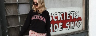 Oversized sweatshirt and skirt, the flattering plan that street style has to cope with half time 