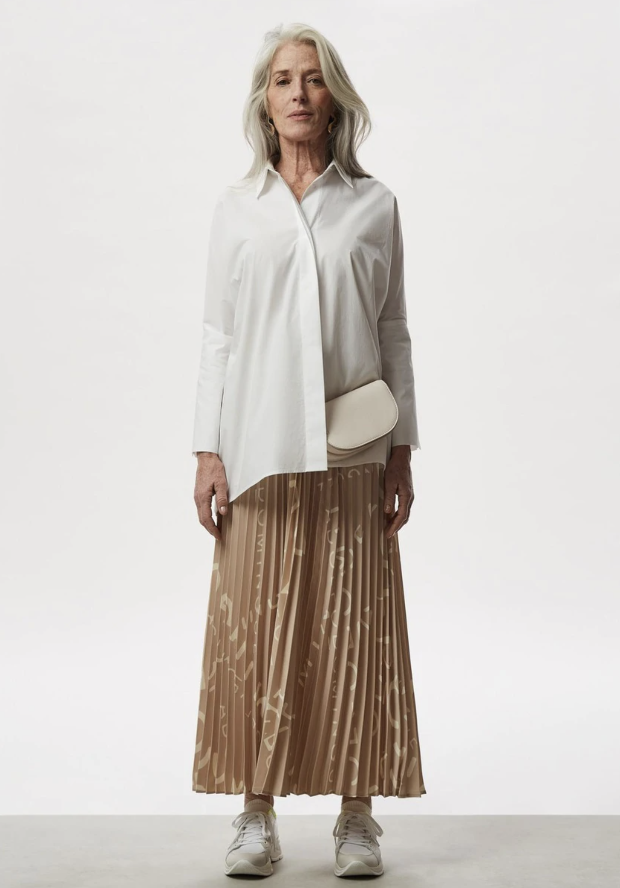 Long pleated skirt with logo print