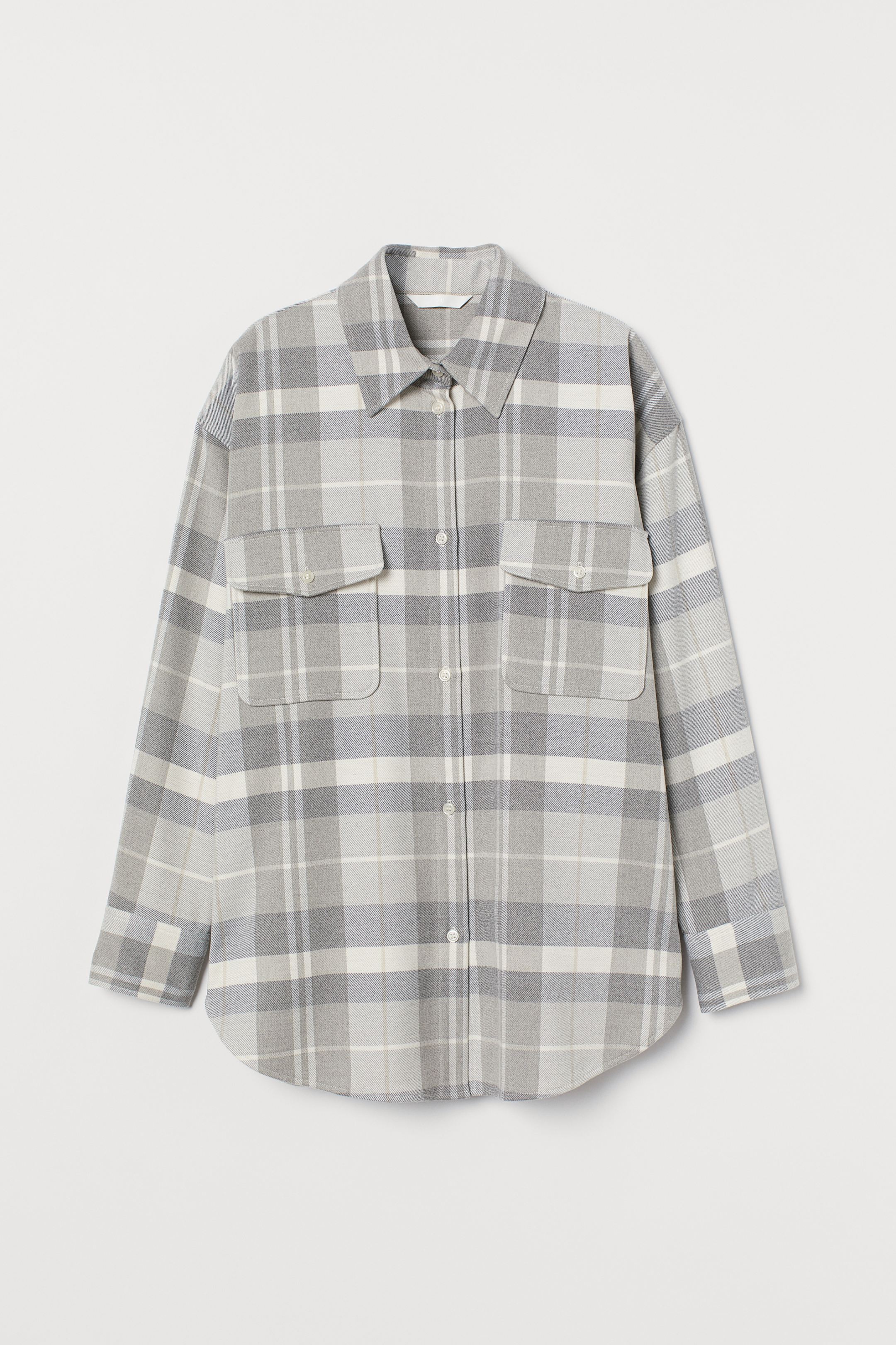 Straightforward shirt in soft flannel with collar, buttons in front and yoke on the back. Relaxed cut model with sloping shoulders, top pockets with flap and button, long sleeves with simple cuffs and rounded hem.