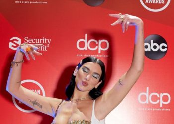 Dua Lipa conquers the AMAs 2020 with two mini disco dresses