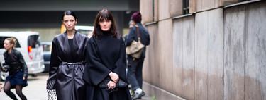 17 street style ideas that show us how to combine a black coat breaking with the usual 