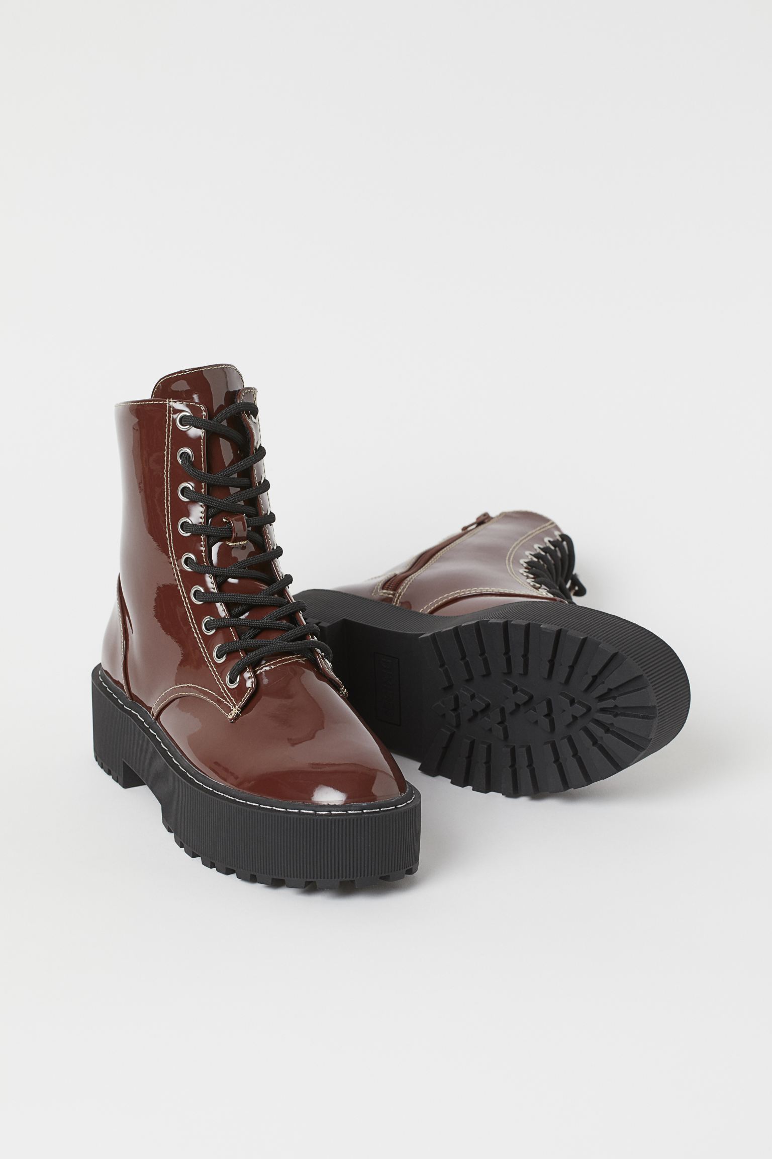 Military ankle boots with platform and patent leather effect in brown.