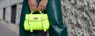 The neon accessories promise to add a touch to our spring styles and the street shows it to us 