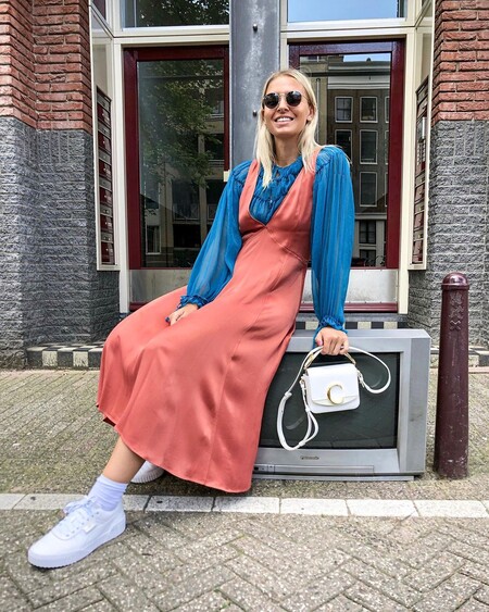 How to pair a midi dress for work with sneakers.