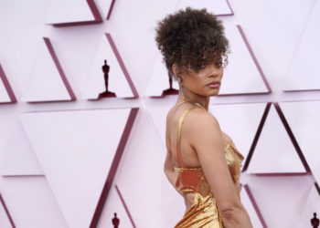 The red carpet of the Oscars 2021 is full of gold dresses, making it clear that gold is the color trend of the season.