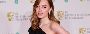 Phoebe Dynevor (Los Bridgerton) nos recuerda la belleza del vestido negro a la alfombra roja de los BAFTA 2021