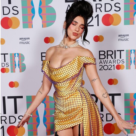 red carpet brit awards 2021 dua lipa