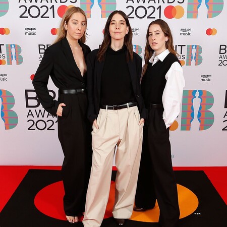 red carpet brit awards 2021 haim