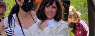 One shirt on top of another: the combination that Ana de Armas does out of necessity could become a trend. 