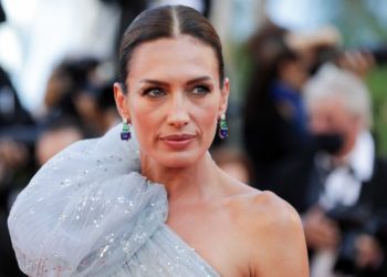 Nieves Álvarez’s elegance is a big hit on the red carpet at the Cannes Film Festival.
