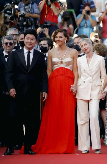 Maggie Gyllenhaal red carpet cannes 2021